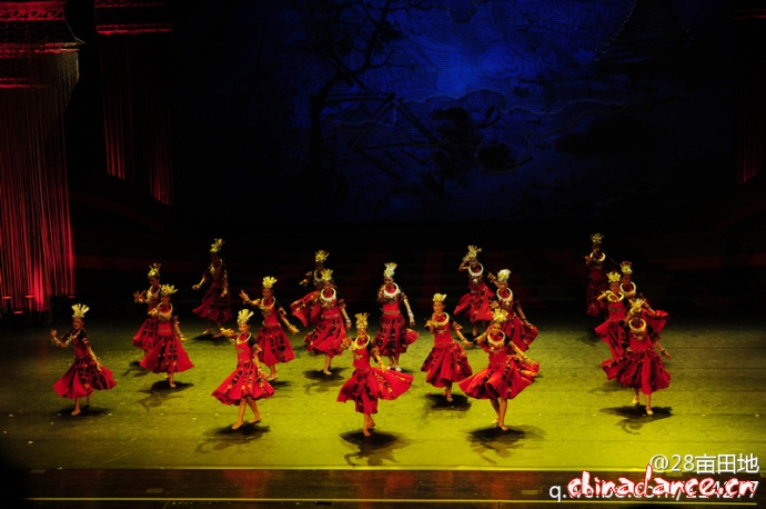 开幕式：桃李争艳之超越《一抹红》上海戏剧学院舞蹈系.jpg