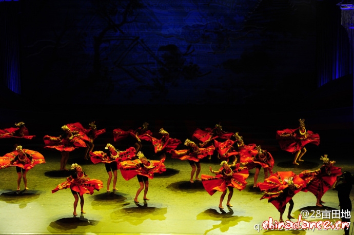 开幕式：桃李争艳之超越《一抹红》上海戏剧学院舞蹈系2.jpg