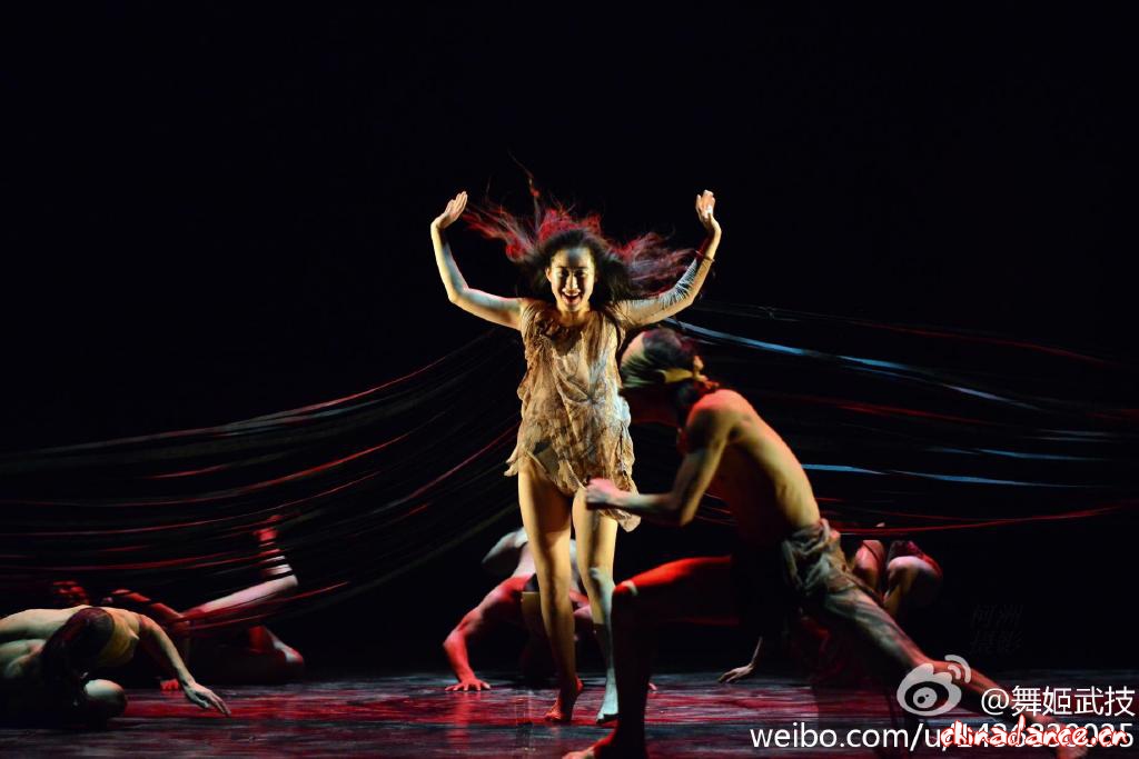 北京现代舞团《十月·春之祭》讲述牺牲与重生的故事