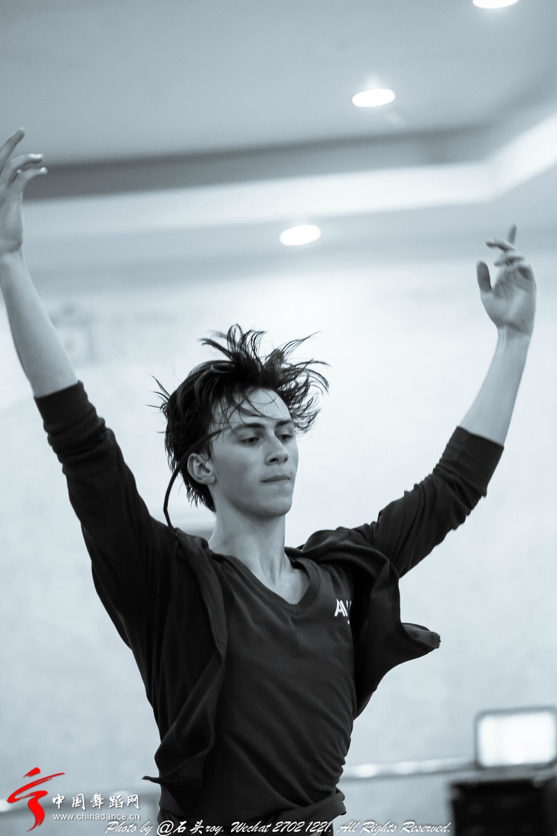 芭蕾课纪实：巴黎歌剧院芭蕾舞团明星Mathieu Rouaux上课照片