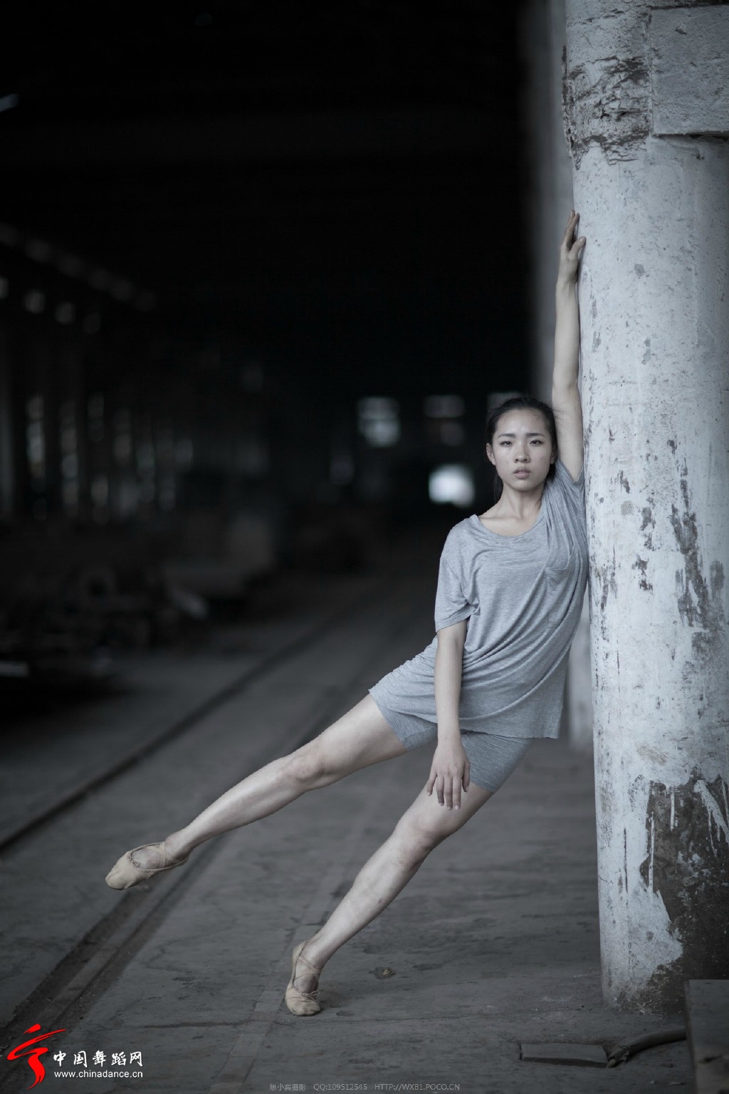 广西艺术学院《向梦境追寻》破旧的工厂加上现代舞 感觉好棒！