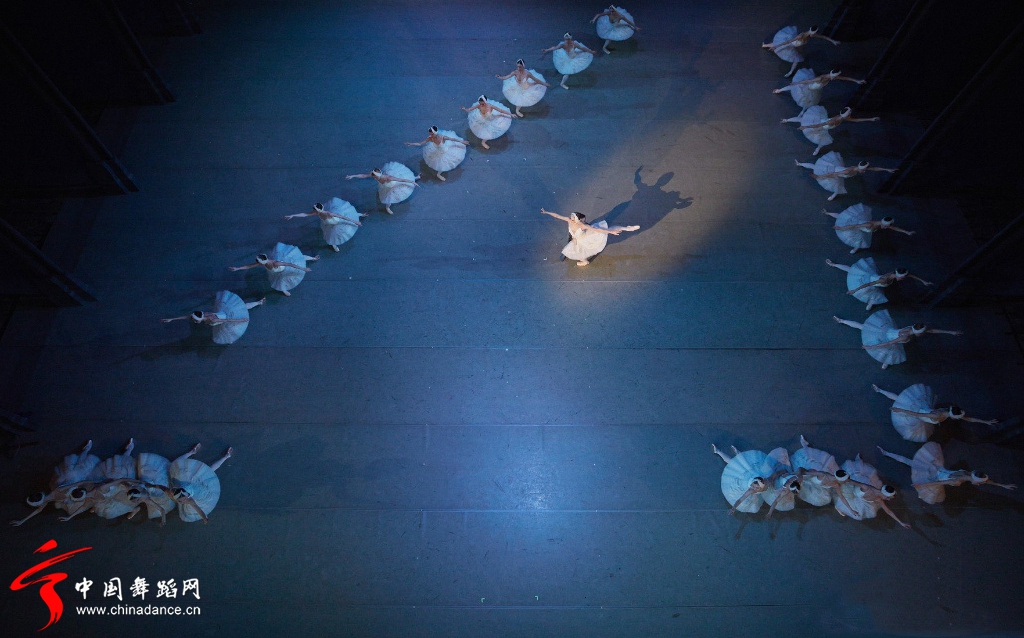 新西伯利亚芭蕾舞团的“天鹅湖”03.jpg