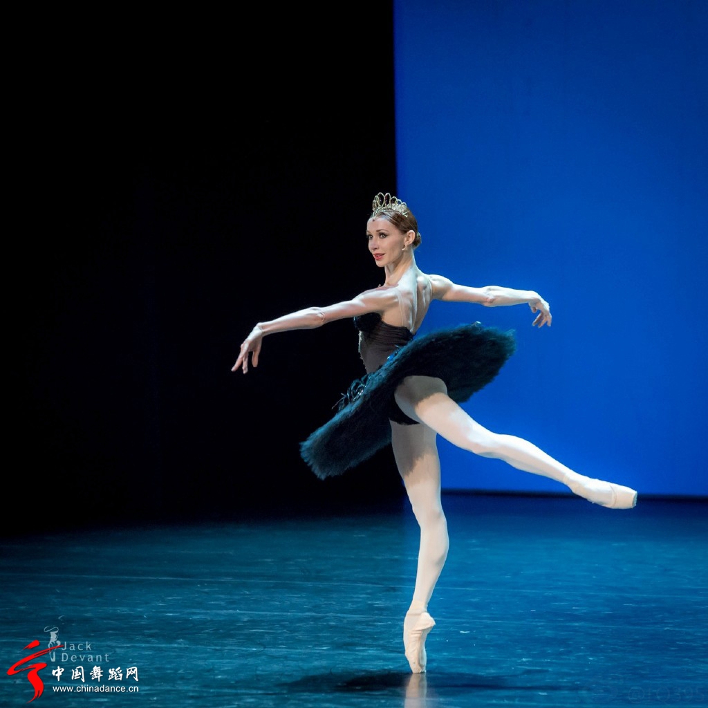 北京电影节开幕，杨紫很春天迪丽热巴跳芭蕾，蔡明也太绿了吧！|蔡明|杨紫|迪丽热巴_新浪新闻