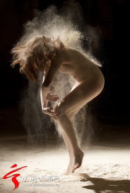 国外另类舞蹈摄影《尘与舞》纯粹的力量与线条美（高清组图）