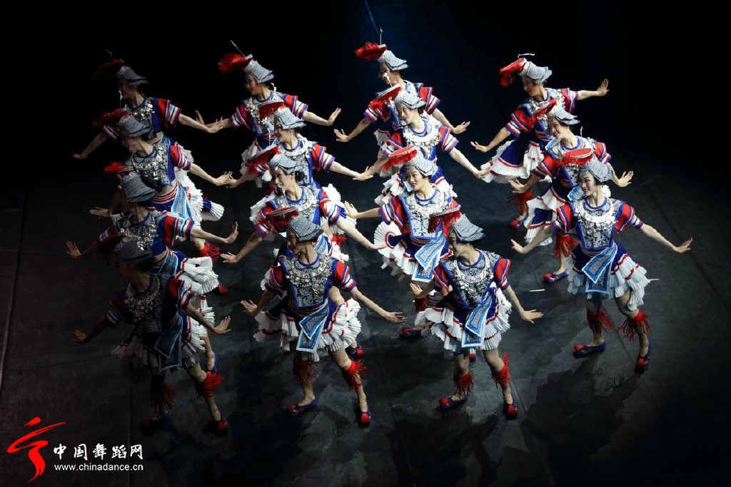 中央民族歌舞团 苗族舞蹈《踩鼓》01.jpg