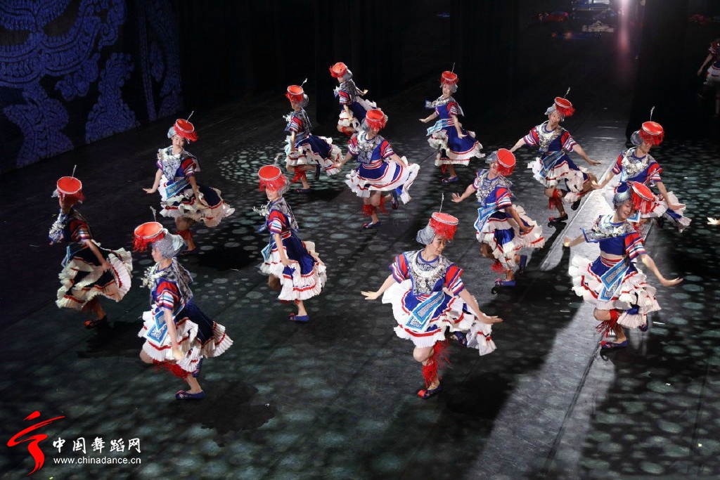 中央民族歌舞团 苗族舞蹈《踩鼓》05.jpg