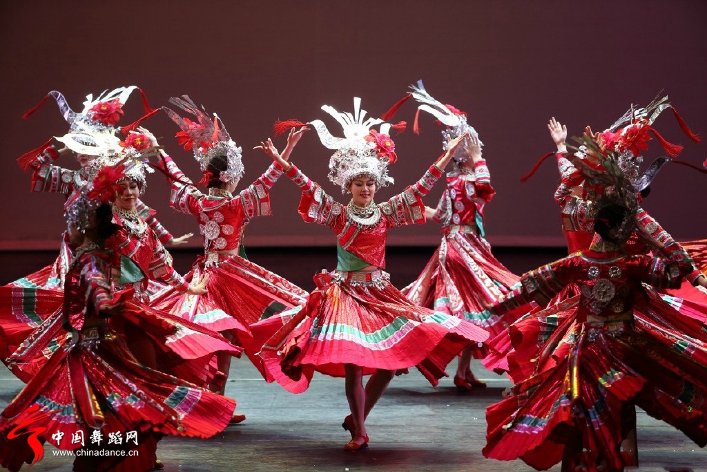 中央民族歌舞团女子苗族舞蹈《嘎笛多》01.jpg