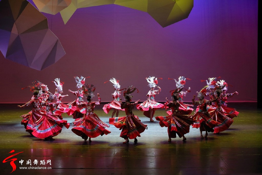 中央民族歌舞团女子苗族舞蹈《嘎笛多》02.jpg