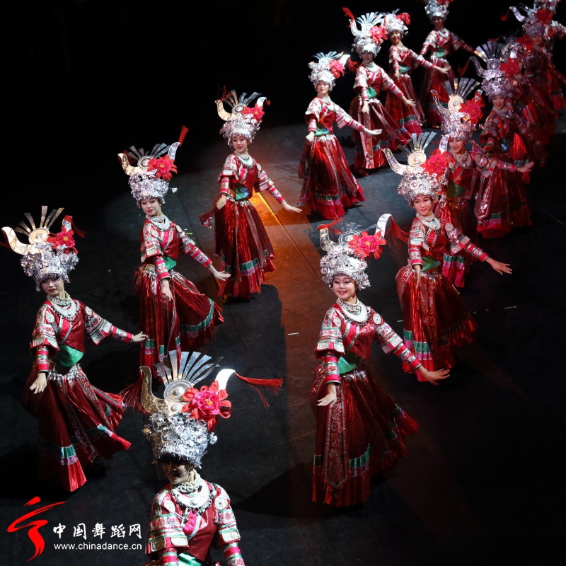 中央民族歌舞团女子苗族舞蹈《嘎笛多》03.jpg