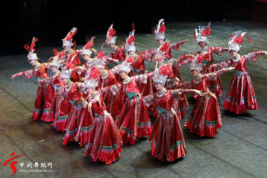 中央民族歌舞团女子苗族舞蹈《嘎笛多》04.jpg