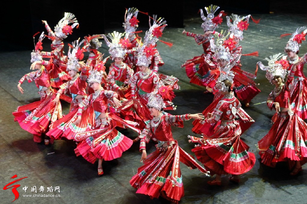 中央民族歌舞团女子苗族舞蹈《嘎笛多》05.jpg