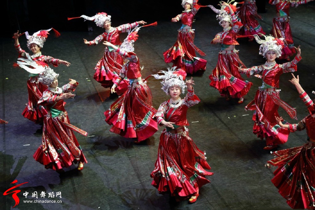 中央民族歌舞团女子苗族舞蹈《嘎笛多》06.jpg