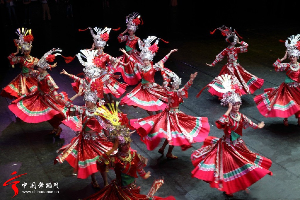 中央民族歌舞团女子苗族舞蹈《嘎笛多》08.jpg