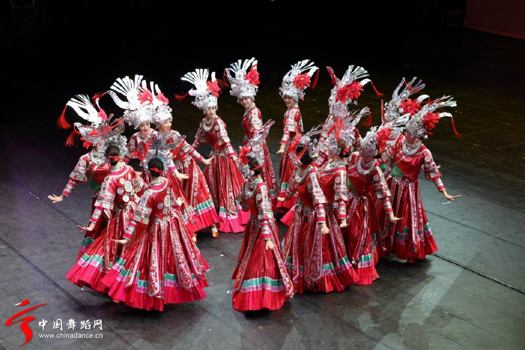 中央民族歌舞团女子苗族舞蹈《嘎笛多》09.jpg