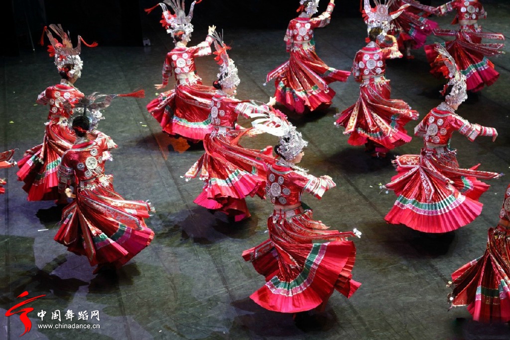 中央民族歌舞团女子苗族舞蹈《嘎笛多》07.jpg