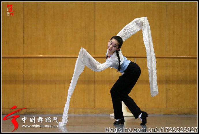解放军艺术学院 民族民间舞组合比赛081.jpg