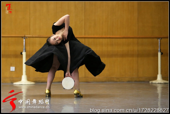 解放军艺术学院 民族民间舞组合比赛107.jpg