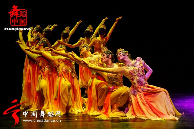 中国好舞蹈冠军古丽米娜个人专场《花之情01.jpg
