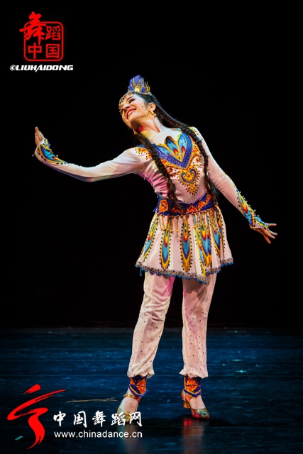中国好舞蹈冠军古丽米娜个人专场《花之情11.jpg