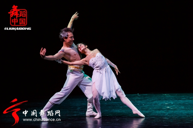 中国好舞蹈冠军古丽米娜个人专场《花之情25.jpg