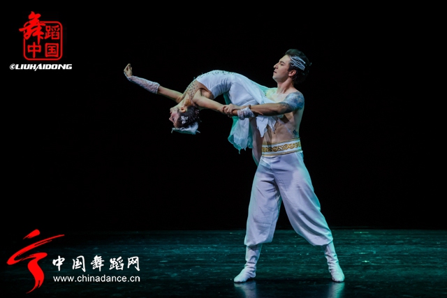 中国好舞蹈冠军古丽米娜个人专场《花之情32.jpg
