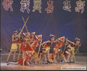 少儿壮族舞蹈 扁担谣[(002646)21-51-36].JPG