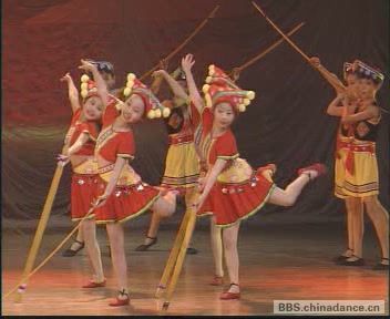 少儿壮族舞蹈 扁担谣[(005588)21-52-14].JPG