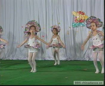幼儿优秀舞蹈 《快乐的洋娃娃》[(004004)21-40-44].JPG