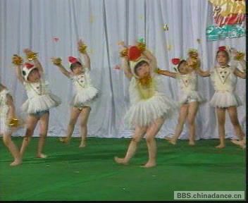 幼儿优秀舞蹈 《母鸭带小鸭》[(002697)23-17-18].JPG