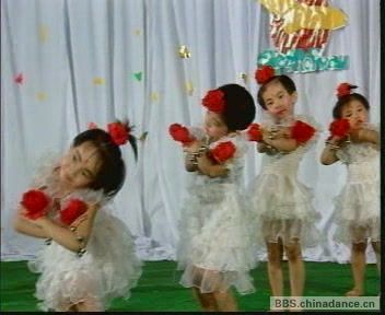幼儿优秀舞蹈《小红花》[(001694)19-50-58].JPG