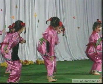 幼儿优秀舞蹈 《拾麦穗的小姑娘》[(004061)21-30-17].JPG