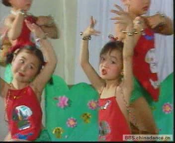 幼儿优秀舞蹈 《采蘑菇的小姑娘》[(004111)17-19-23].JPG