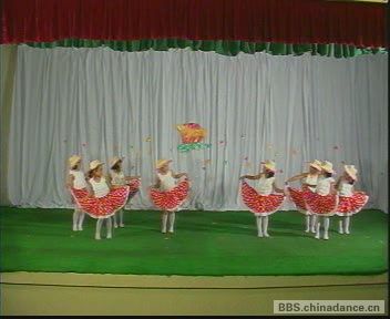 幼儿优秀舞蹈 《七色光之歌》[(003568)17-16-22].JPG