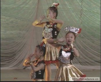 苗族舞蹈 苗山娃[(000458)19-48-16].JPG