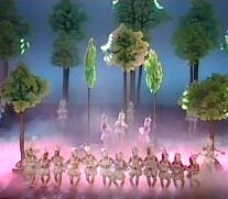 幼儿环保舞蹈，效果很好，主要是灯光和布景起的作用