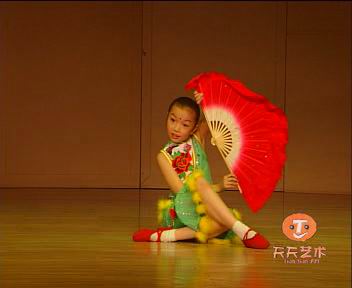 04 少儿秧歌独舞《扇娇娃》.jpg