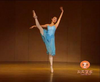 04 现代芭蕾独舞《脚尖上的音符》.jpg