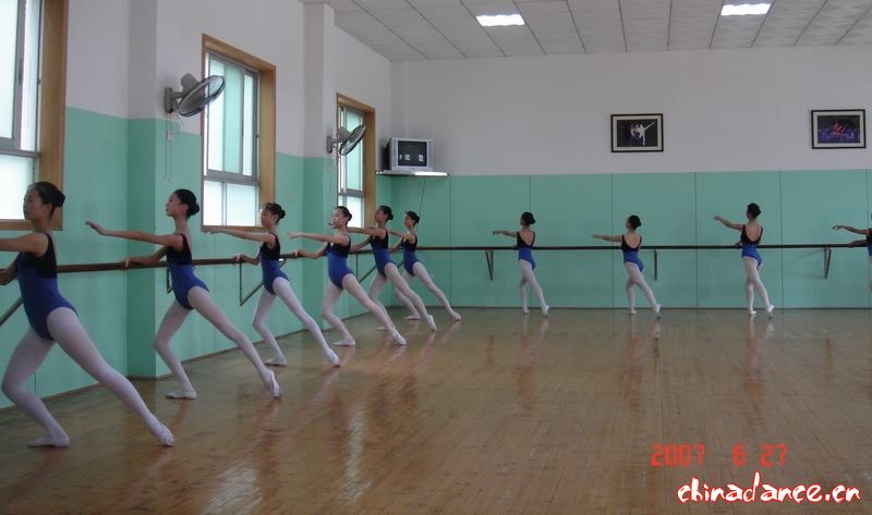 江西中山舞蹈学校2006—2007学年下学期期末专业考试集锦07.jpg