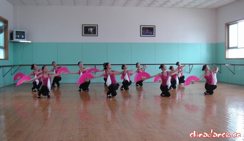 江西中山舞蹈学校2006—2007学年下学期期末专业考试集锦28.jpg