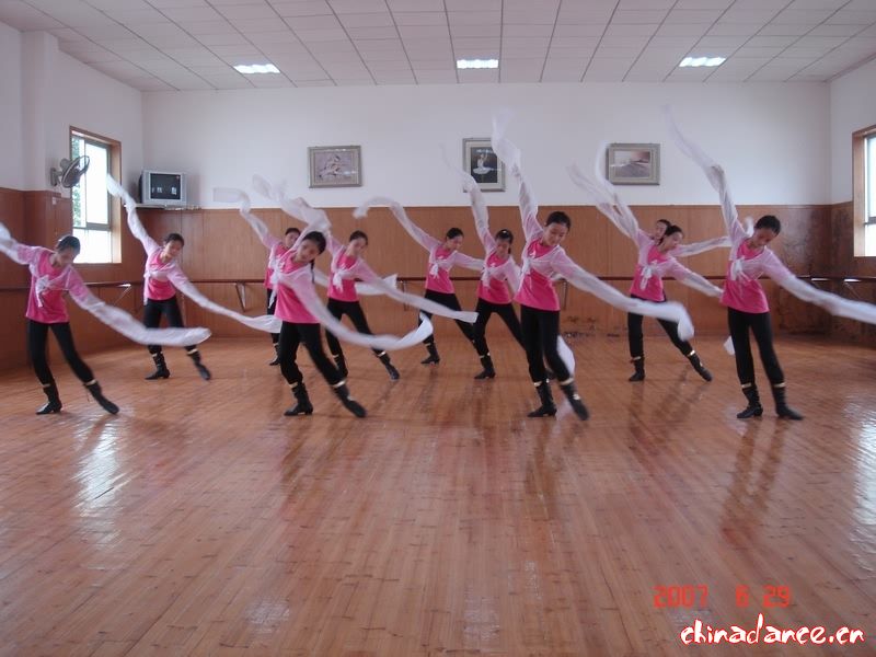 江西中山舞蹈学校2006—2007学年下学期期末专业考试集锦04.jpg