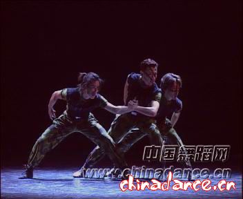 05.［当代］男子三人舞《CS－反恐精英》（中国歌剧舞剧院）.jpg