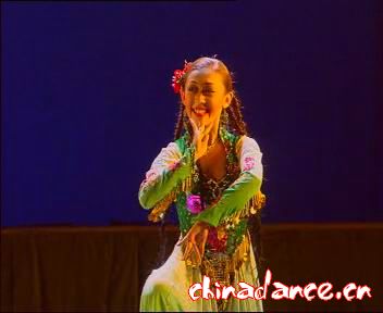 08 维族独舞《花帽情》表演者：古丽米热·祖农 新疆艺术学院.jpg