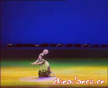 11 维族独舞《在雨中》表演者：古丽米娜·麦麦提 新疆艺术学院.jpg