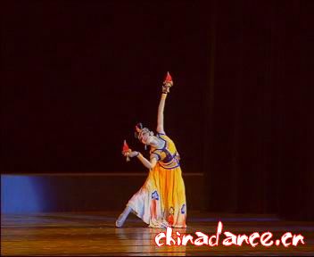 07 蒙古族独舞《格日勒》表演者：索丹娜 内蒙古大学艺术学院.jpg