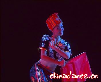 11 景颇族独舞《火之舞》表演者：黄晓薇 云南艺术学院.jpg