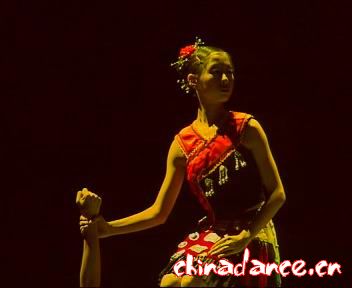 10 彝族双人舞《磨》表演者：胡晓薇 贵州大学艺术学院.jpg