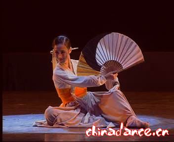 04 朝鲜族独舞《扇骨》 表演者：罗莹 北京舞蹈学院.jpg