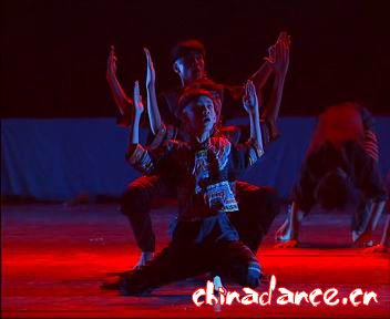10 彝族群舞《火》表演单位：云南艺术学院附属艺术学校.jpg