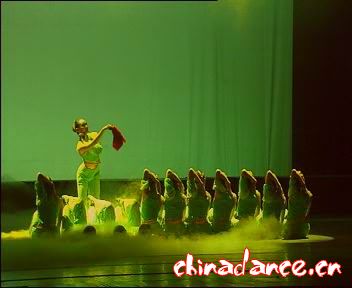 09 秧歌群舞《又见沂蒙》表演单位：山东青年管理干部学院.jpg