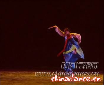 10.［朝鲜族］独舞《扇骨》（罗莹 北京舞蹈学院民间舞系）.jpg